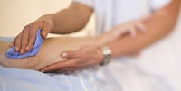 aide à la toilette intime des personnes âgées